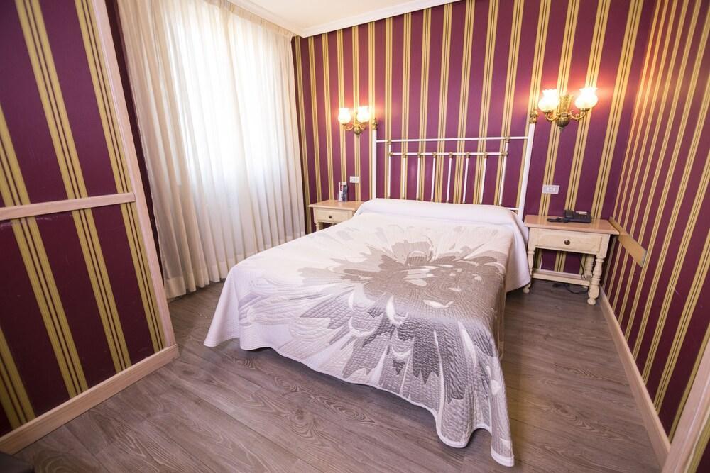 Hotel Julia Aranda de Duero Zewnętrze zdjęcie